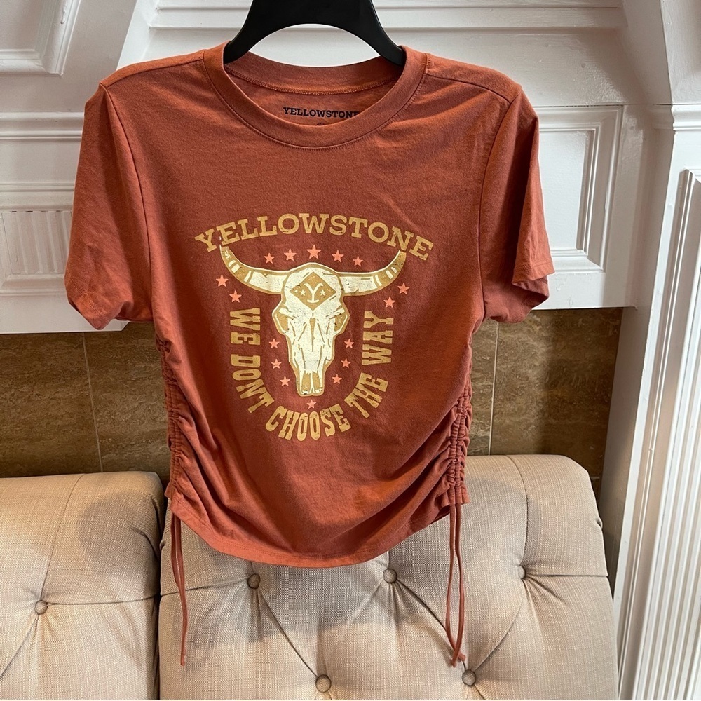 Yellowstone Dutton Ranch Cattle Head Emblem T-Shirt Women’s L Cropped Rust Red